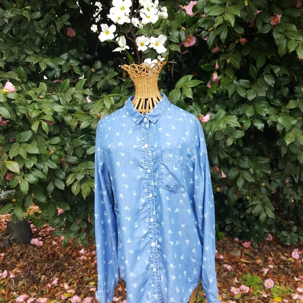 Totally cute denim shirt w/stamped floral design